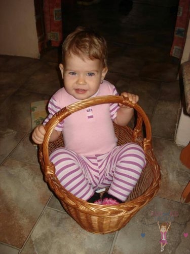 babyandkidfashion, cuki kislány ül az kosárban, kép.