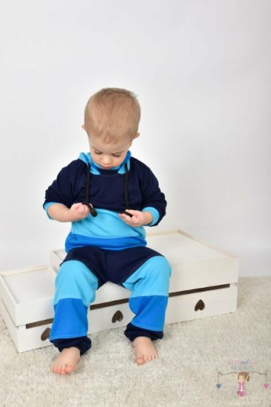 A babyandkidfashion egy egyedi bababolt, ahol egyedi stílusú kis ruhákat találsz. Kisgyermek az egyedileg készített szettben, kép.