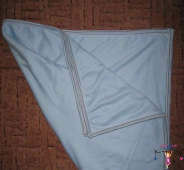 Pamut babatakaró világoskék, világoskék fiús színű, kék csíkos szegővel, termékkép.