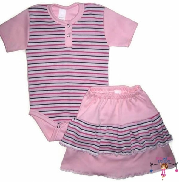 Kislány ruha szettek babának, rózsaszín-pink-fehér-fekete keskeny csíkos pocak, rózsaszín rövid ujjal, színben illő szoknya, felül rózsaszín, lejjebb csíkos fodor, alja pedig szintén rózsaszín, termékkép.