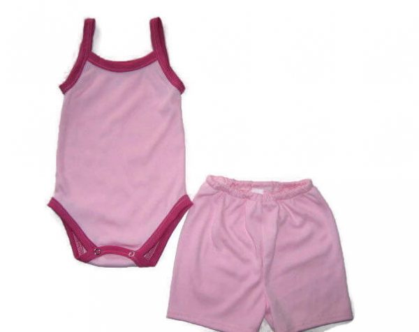 Babaruha szett lányoknak, rózsaszín pocakos spagetti pántos body, pink szegőkkel, színben illő rózsaszín rövid nadrággal, termékkép.
