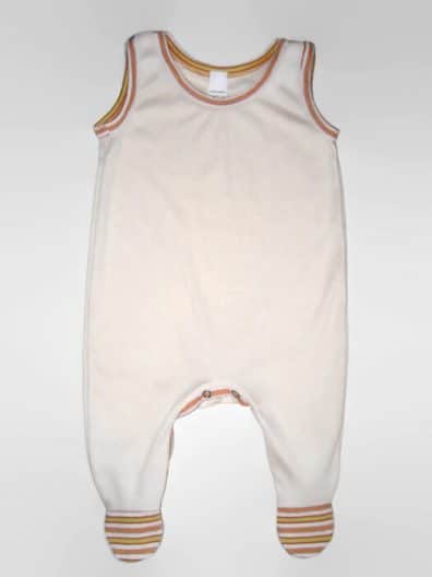 Ujjatlan rugdalózó kisbabáknak, vajszínű ujjatlan rugi, narancssárga szegőkkel és talppal, vállnál patentos, termékkép.