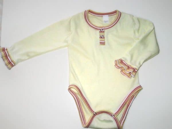 Gyerek body ujjas pamut, sárga színű body, sárga hosszú ujjal, barack csíkos szegőkkel, csíkos fodor az ujja végén, termékkép.