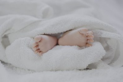 babakelengye, kisbaba lábak puha takaró alatt, kép.