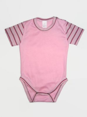 Baba body kislányoknak 50-146-ig, rózsaszín színű baba body, vállnál patentos, rózsaszín-szürke keskeny csíkos rövid ujjal, termékkép.