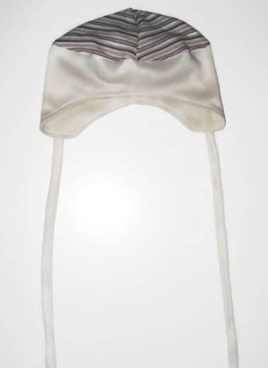 Baba sapka kisfiúknak, drapp keskeny csíkos, vajszínű színnel kombinálva, termékkép.