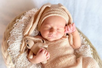 Felkészülés a szülésre, újszülött csecsemő fekszik egy kosárban, kép.
