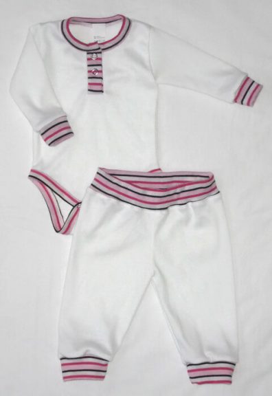 Baba body szett kislány, fehér szín, pink-fehér-fekete csíkos passzékkal kombinálva, hosszú ujjú body és hosszú fehér nadrág, termékkép.