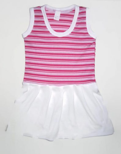 Lány pamut ruha nyárra, pink-rózsaszín-fehér csíkos ujjatlan ruha, fehér szegőkkel, kerek nyakkal és fehér fodorral, termékkép.