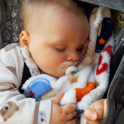 téli ruha babáknak, vastag wellsoft anyagból készült takaróval alvó kisfiú, cumival a szájában, kép.
