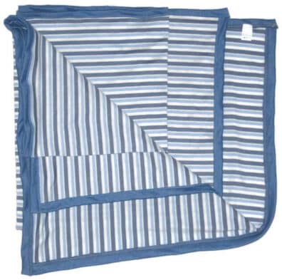 Tavaszi babatakaró, farmerkék csíkos takaró, tengerkék szegőkkel, kocka alakú, kép.