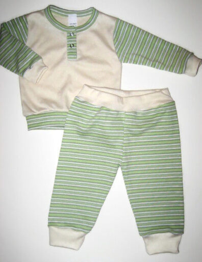 Baba pizsama uniszex, vajszínű pulcsi, zöld keskeny csíkos ujjal és szegőkkel és színben illő csíkos hosszú nadrággal, termékkép.