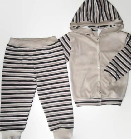 Baba ruha szett kisfiús, drapp, sötétbarna csíkos kapucnival és ujjal és színben illő csíkos hosszú nadrággal, termékkép.