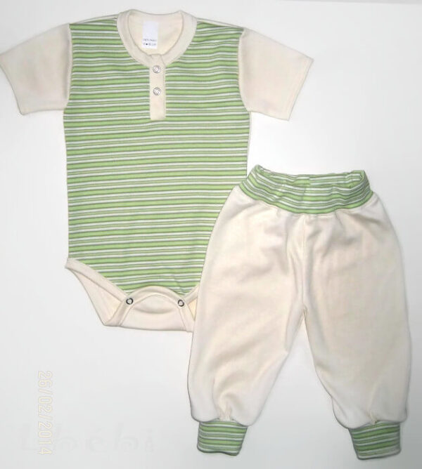 Gyerek body szettek, zöld csíkos body, vajszínű rövid ujjal és színben illő vajszínű hosszú nadrággal, termékkép.