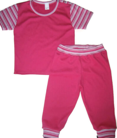 Pizsama szett kislányoknak, pink póló, pink-fehér-rózsaszín csíkos rövid ujjal, színben illő pink hosszú nadrággal, termékkép.