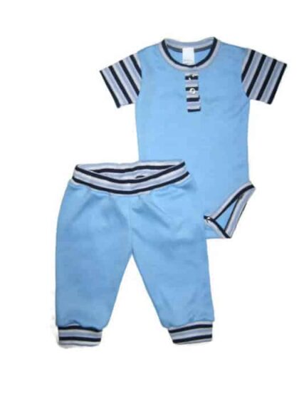 baba body fiús szett, világoskék body, sötétkék-farmerkék-fehér csíkos rövid ujjal és szegőkkel, színben illő világoskék hosszú nadrággal, termékkép.
