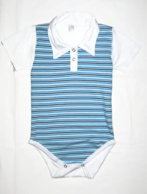 Bébi baba body fiúnak, türkizkék-fehér-sötétkék keskeny csíkos, fehér gallérral és fehér rövid ujjal, termékkép.