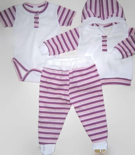 Bébi kislányos szett, fehér, lila csíkossal variálva, kapucnis pulcsi, színben illő rövid ujjú body és csíkos talpas nadrág, 3 darabos szett, termékkép.