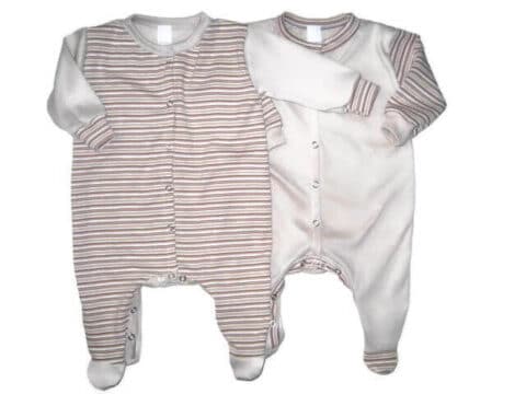 Bébi rugdalózó kisfiúknak, 2 darab rugi, drapp, drapp csíkos anyaggal variálva, elöl végig patentos, talpas, termékkép.