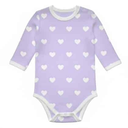 Baba body lila szíves mintával, puha és kényelmes, bőrbarát anyagból készült.