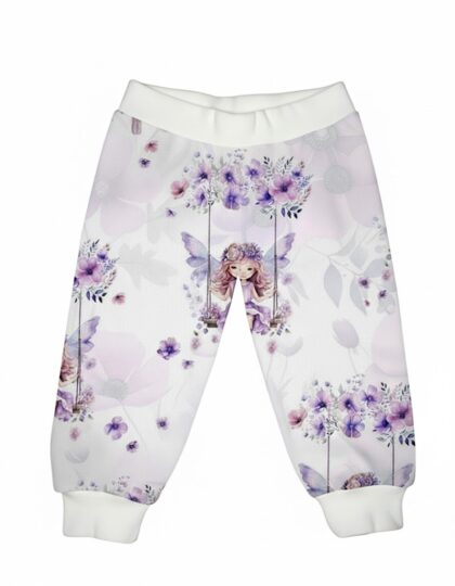 lila tündéres nadrágot láthatunk a képen, puha és kényelmes anyagból, vidám mintával