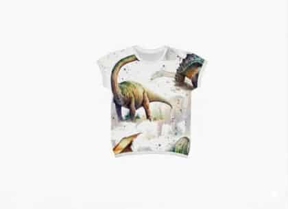 Baba viseli a dínós mintás pólót, puha és kényelmes anyagból, vidám színes mintával