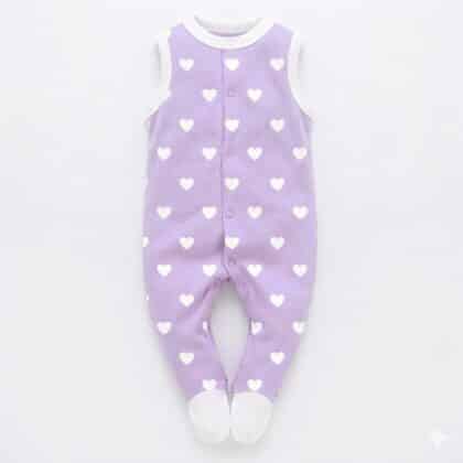 Baba rugdalózó lila szíves mintával