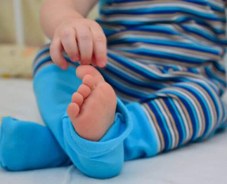babyandkidfashion, kék csíkos hálózsák kisfiún, kilátszó lábujakkal, kép.